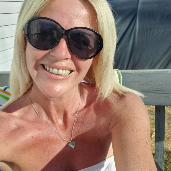 Meet your Posher, Julie - Picture 1 of 1